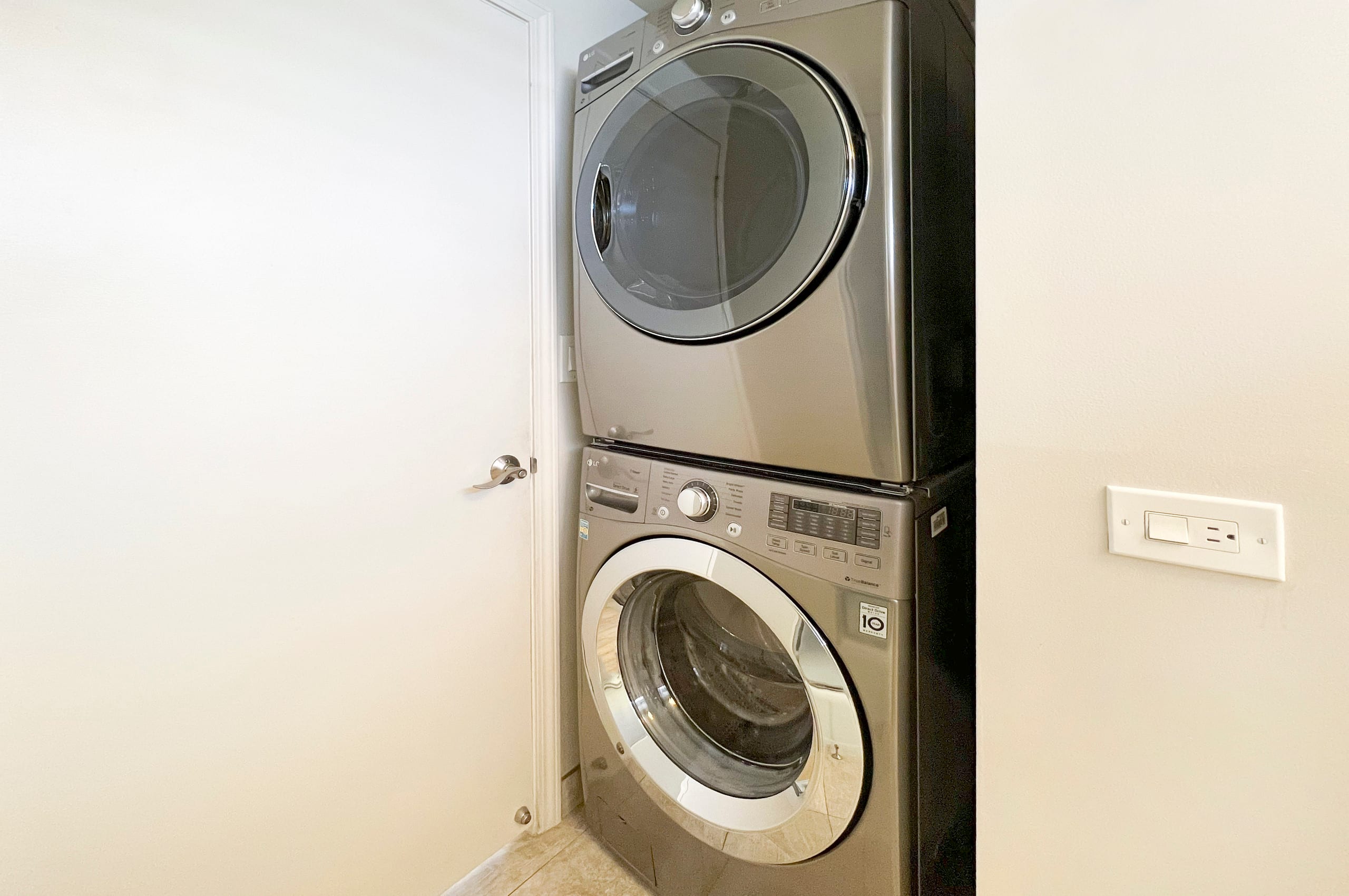 Condo in Honolulu · ★5.0 · 1 bedroom · 2 beds · 1 private bath - Image 24