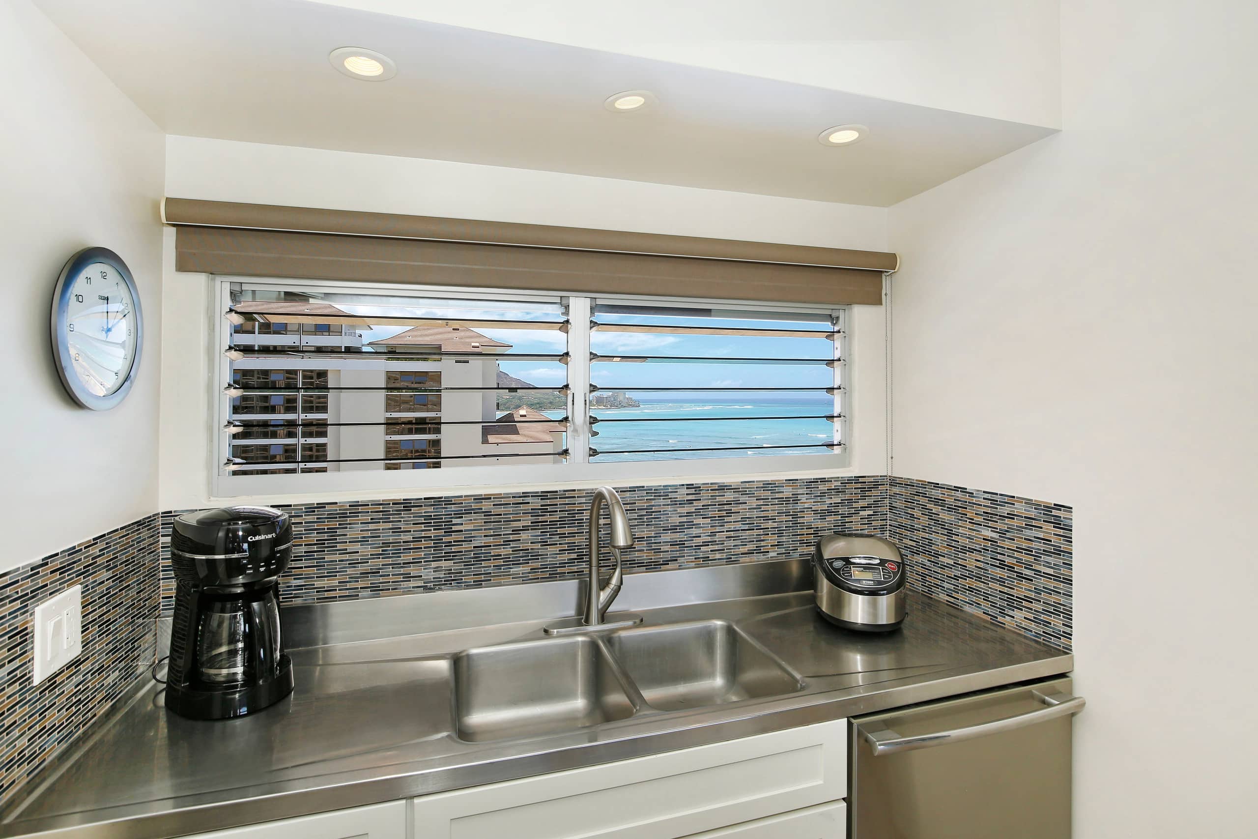 Condo in Honolulu · ★5.0 · 1 bedroom · 2 beds · 1 private bath - Image 11