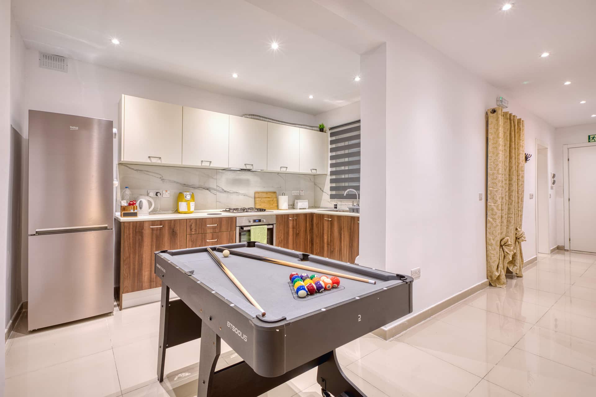 Spacious 3BR Flat, Equipped Kitchen, Pool Table