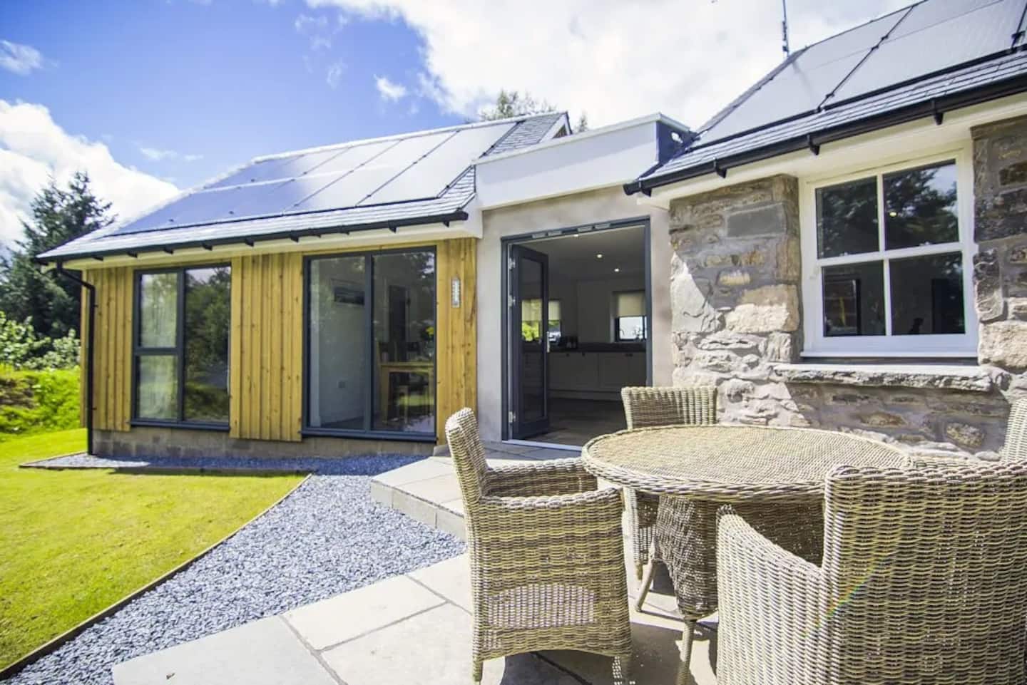 Wishing Well Cottage at Loch Tay with hot tub and Highland views
