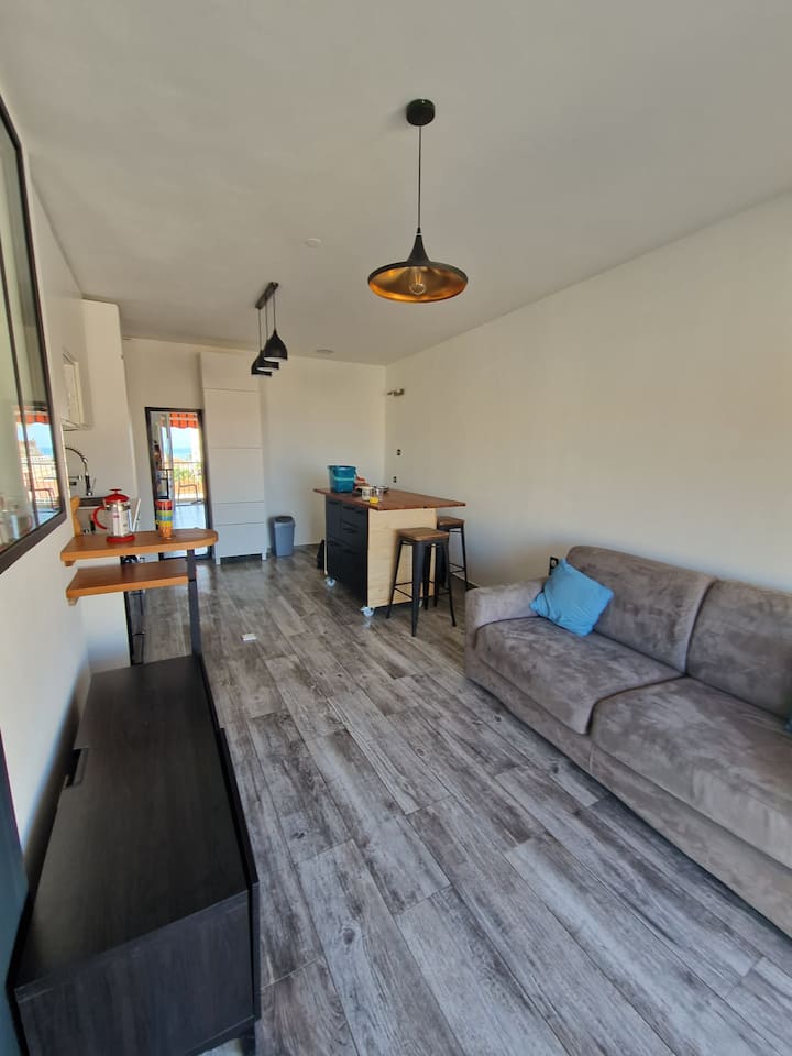 Zona de estar con sofá cama grande Poltrona y sofá, una cama de verdad, fácil de plegar. Habitación con aire acondicionado