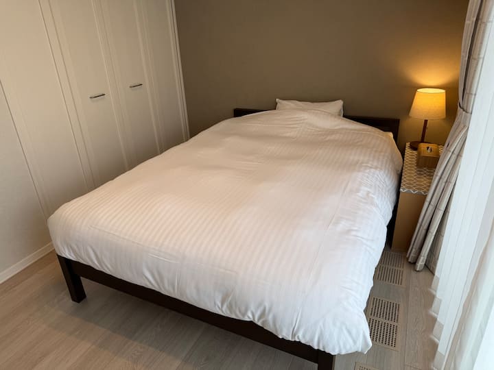 Un lit moelleux!Vous pouvez vous détendre avec un lit semi-double.