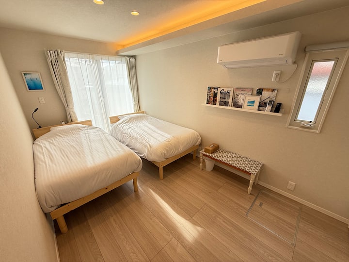 C'est une chambre confortable, avec la climatisation et l'éclairage.