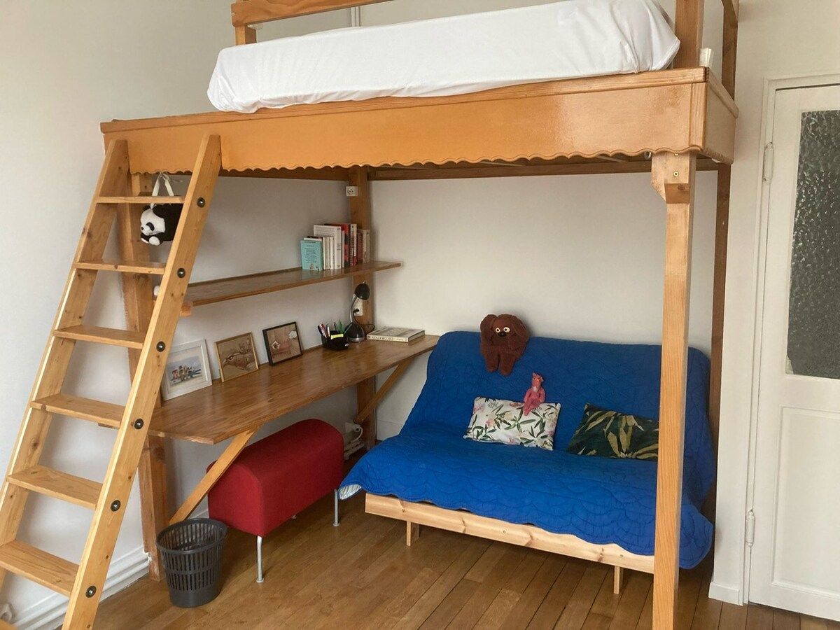 夹层卧室配有双人床和沙发床式日式床垫。