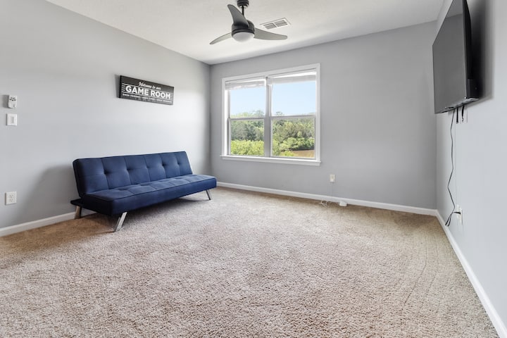 Relájate en la sala de estar 2 con un cómodo sofá futón, ventilador de techo de refrigeración y un televisor listo para tus programas favoritos: ¡la relajación es fácil!