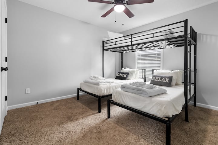 ¡Mantente fresco y cómodo en el dormitorio 4, completo con ventilador de techo para una brisa refrescante de día o de noche!