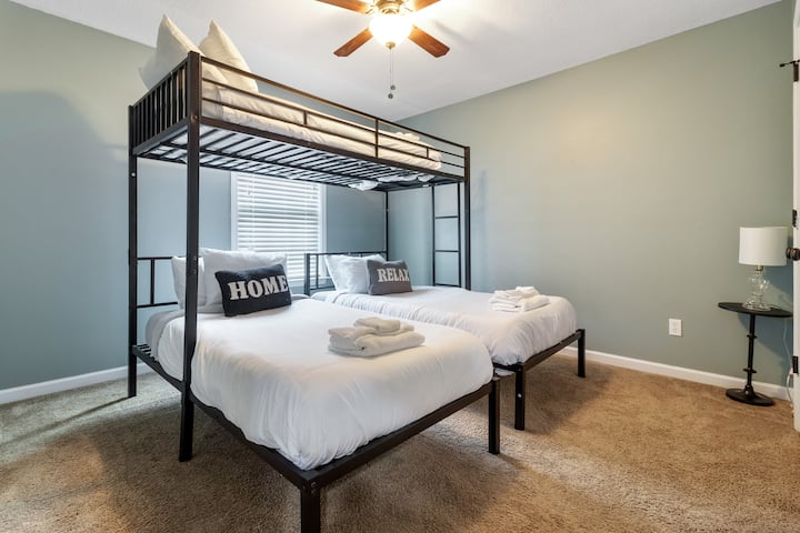 Perfecto para grupos o niños, el dormitorio 4 ofrece tres cómodas camas individuales: ¡espaciosas, acogedoras y listas para una gran noche de sueño!