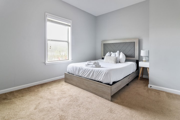 Descansa tranquilo en el dormitorio 3, con una acogedora cama tamaño queen y un ambiente acogedor, ¡perfecto para una noche de sueño tranquilo!