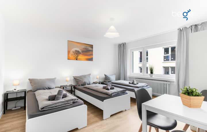 ห้องนอนที่ 1 พร้อมเตียงเดี่ยว 3 เตียงพื้นที่นั่งเล่นและสมาร์ททีวี