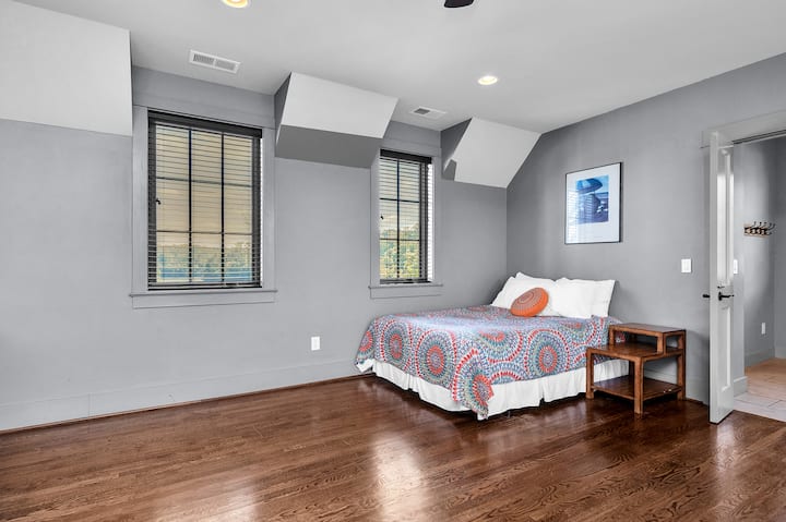 Rec room with 2 queen beds, toilet, shower and 2 vanities
