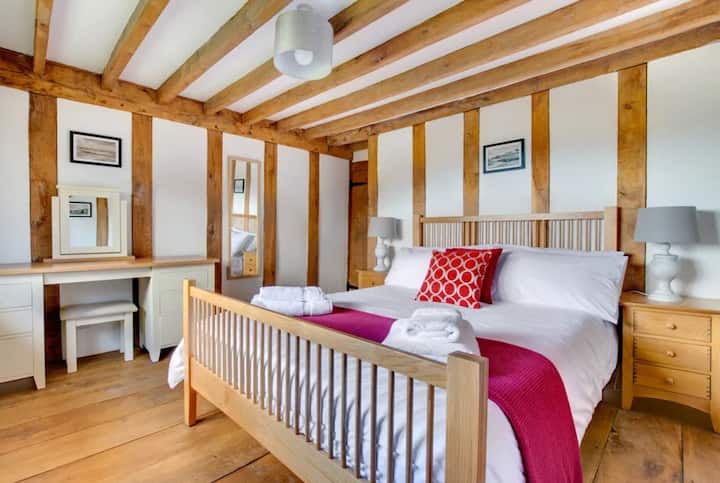 מיטת קינג סייז, ארון בגדים מובנה, שולחנות ליד המיטה, שולחן הלבשה ונופים כפריים יפים. מייבש שיער וקולבים בכל חדרי השינה.