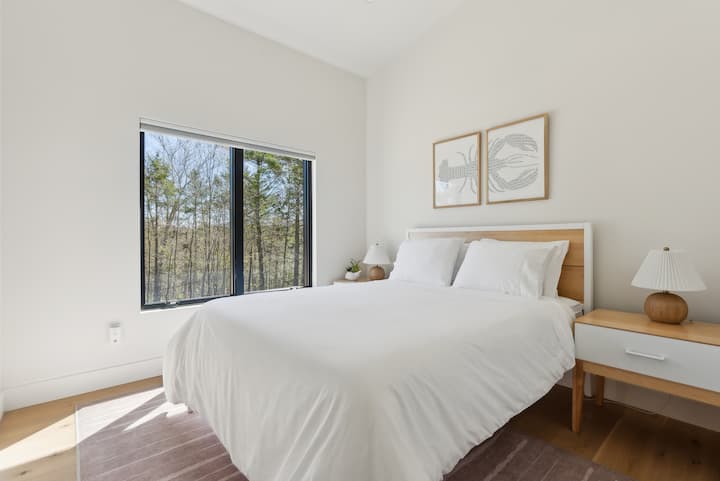 Pobrežný pokoj sa stretáva s pohodlím chaty.

Táto izba inšpirovaná oceánom prináša plážovú atmosféru vnútri s pobrežnou výzdobou a pohodlnou menšou manželskou posteľou, ktorá je ideálna na oddych po dni strávenom pri mori.