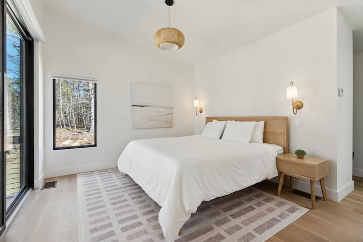 Vaše súkromné útočisko.

Tento svetlý primárny apartmán má manželskú posteľ King, priamy prístup na tienenú verandu a vlastnú kúpeľňu — vlastný pokojný kútik zrubu.