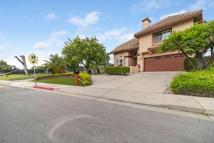 Large Modern Home in Evergreen gallery image 2