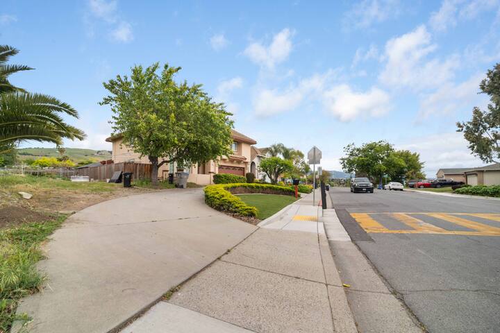 Large Modern Home in Evergreen gallery image 3