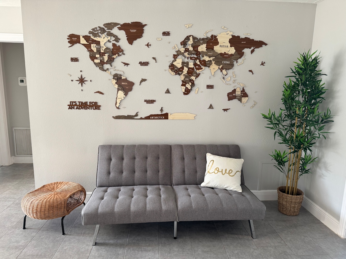 Futón disponible en la sala de estar que puede alojar a una persona adicional