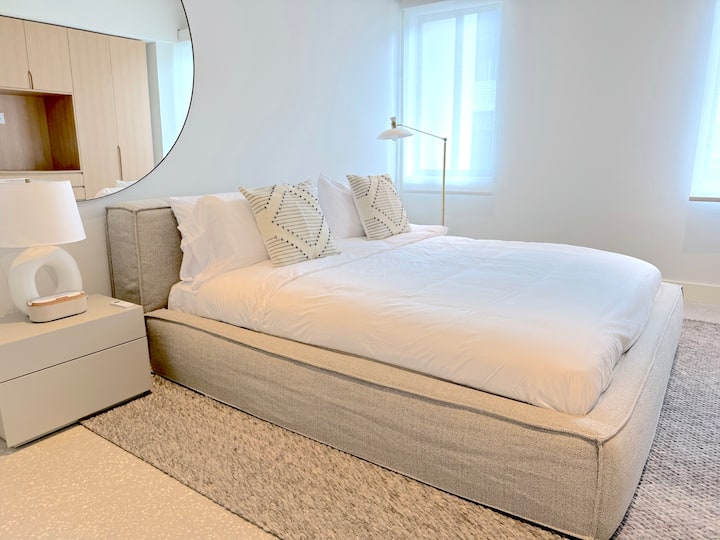 Kitanda cha ukubwa wa kifalme kwa ajili ya mapumziko ya amani.