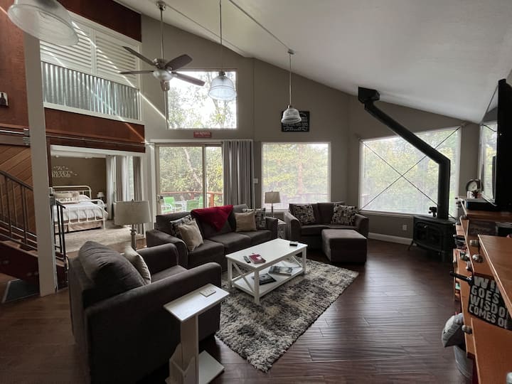 Red Gate Retreat, Walk To Main St! - Murphys, CA