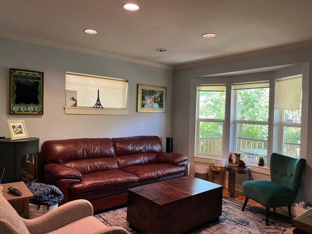 3 BR Retreat | Private Backyard | Prime Location gallery image 4