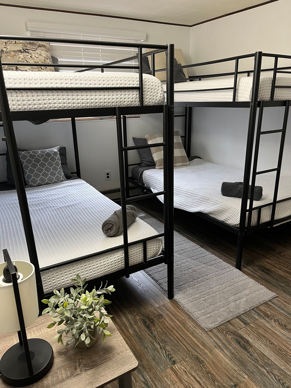 Просторна стая с двуетажни легла – идеална за семейства и групи. Тази уютна спалня е проектирана с две здрави двуетажни легла, които могат удобно да настанят до четирима гости. Всяко легло е оборудвано с меки чаршафи и спретнато навити кърпи, което го прави идеално за семейства.