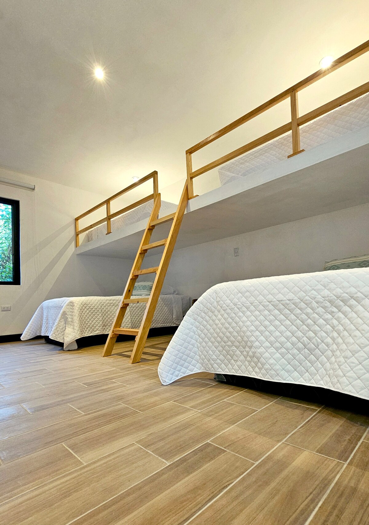 เตียงขนาดใหญ่ 2 เตียงและเตียงสองชั้น 2 เตียงพร้อมพื้นที่ว่างโดยไม่ต้องสัมผัสท้องฟ้า ตู้เสื้อผ้ากระจกบานใหญ่และที่ยึดตู้นิรภัย 2 อัน โคมไฟบนโต๊ะและเตียงสองชั้นเปิดไฟเช่นเดียวกับที่คุณจะส่องสว่างบนโลกของคุณ ที่นี่การนอนคือทริป