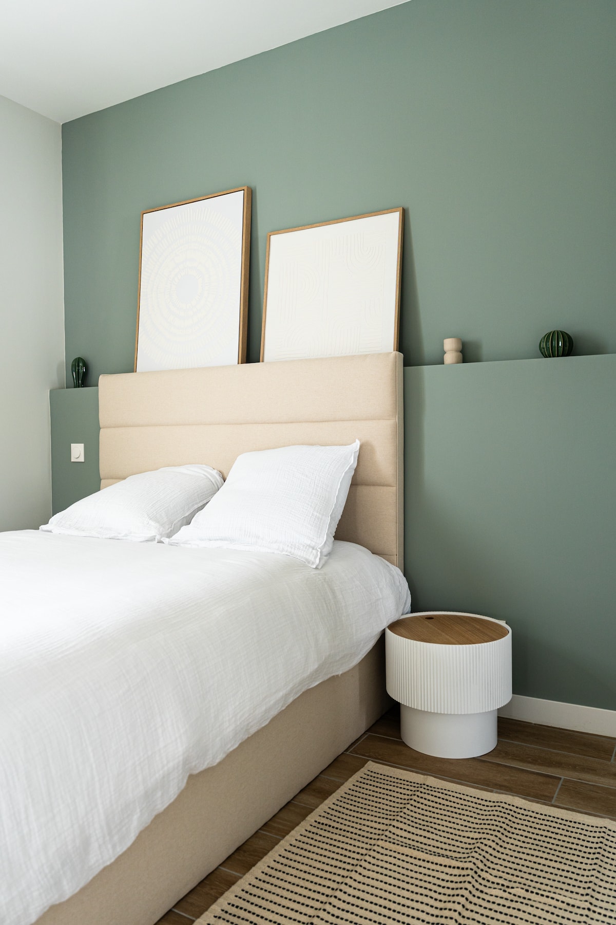 habitación con cama 140x190 y un colchón con todas las comodidades.