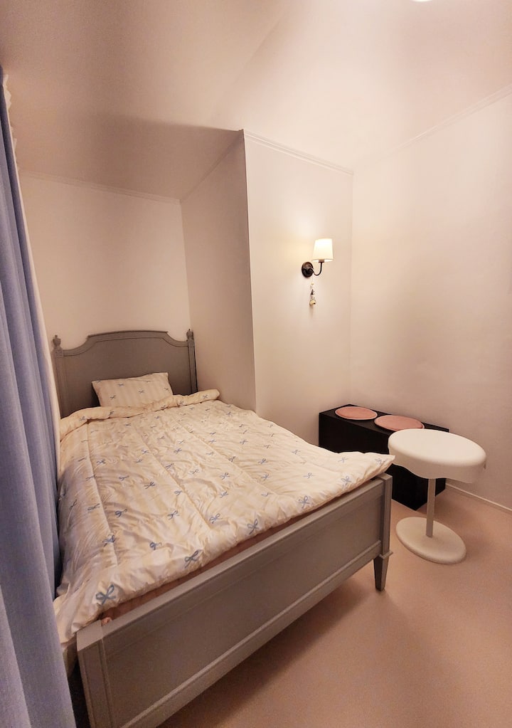 Lit simple en latex souple fourni. Chambre simple confortable :)