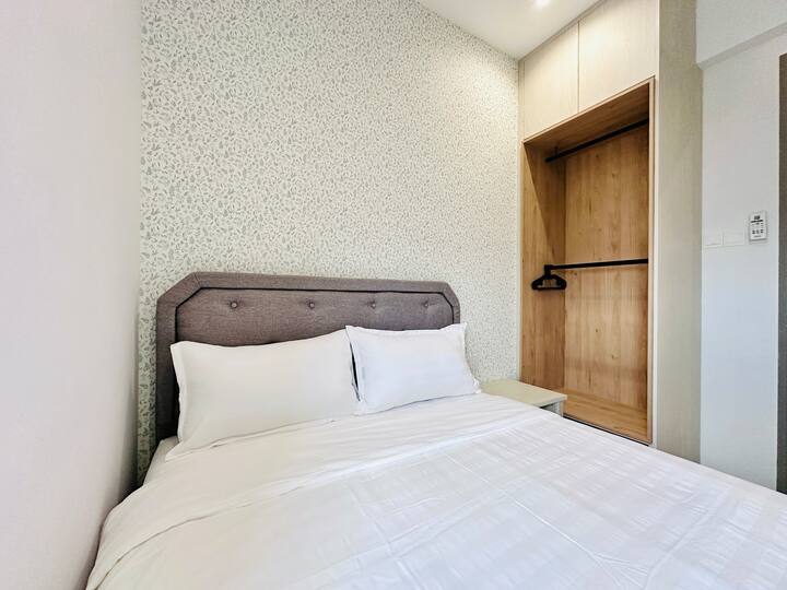 חדר שינה שני 
מיטת קווין סייז אחת ומיזוג אוויר 