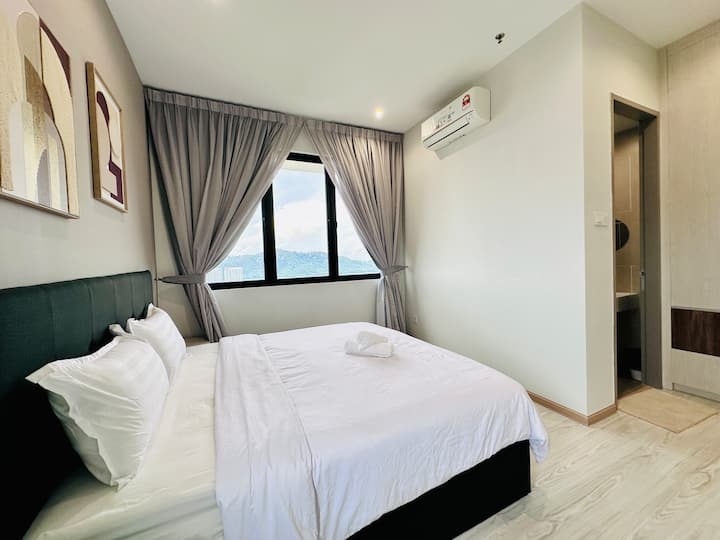 חדר שינה ראשי עם חדר רחצה צמוד 
- Aircond