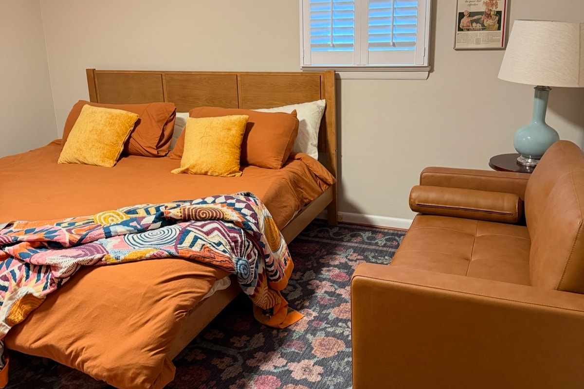 Cama tamaño king con colchón de espuma viscoelástica.