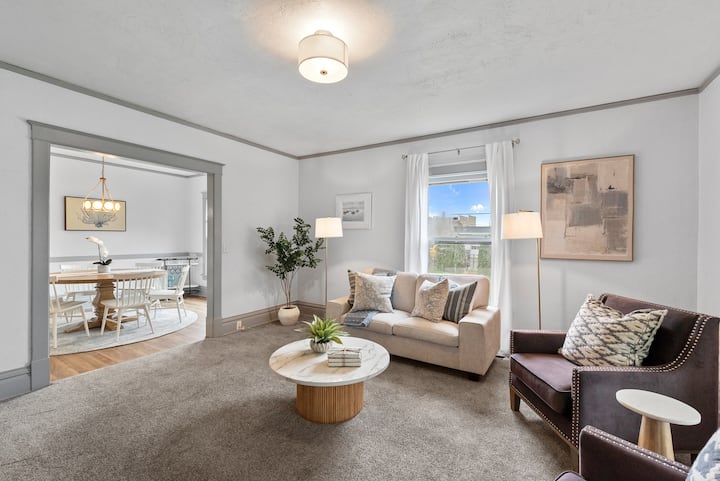 Cozy Modern Lake Geneva Escape – Walk To Downtown - Lake Geneva, WI