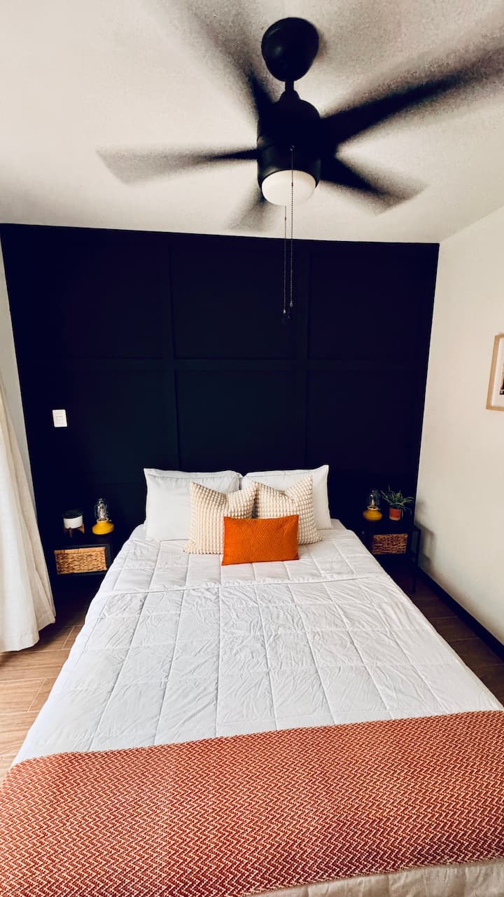 Pour 2 personnes, lit queen size.