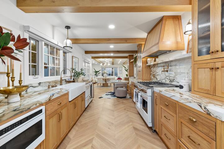 Luxurious Oceanfront Retreat in Long Beach! gallery image 4