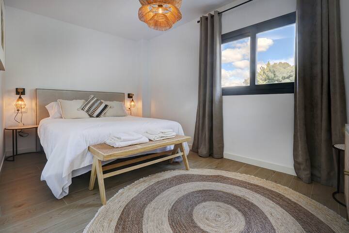 Dhoma kryesore e gjumit me banjë en suite. 