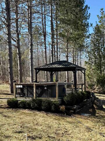 Waterfront Lake Retreat gallery image 4