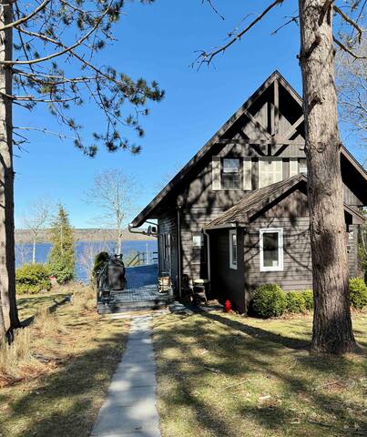 Waterfront Lake Retreat gallery image 2