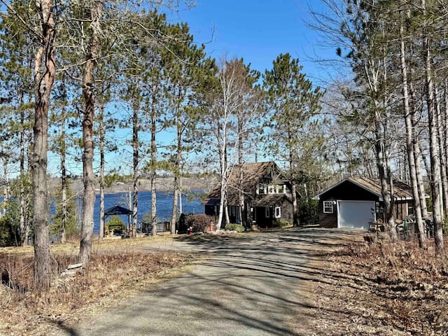 Waterfront Lake Retreat gallery image 3