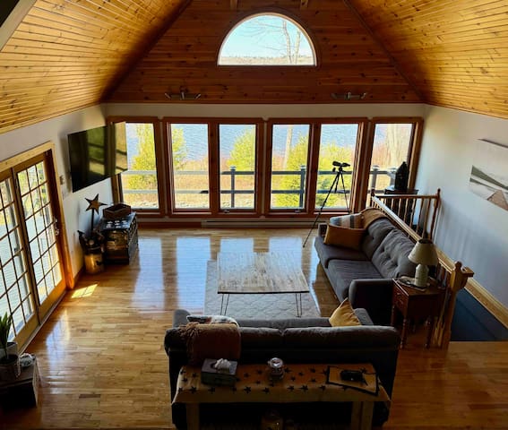 Waterfront Lake Retreat gallery image 5