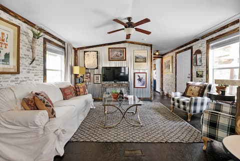 Successful Airbnb property: Cowboy Palace in Seguin