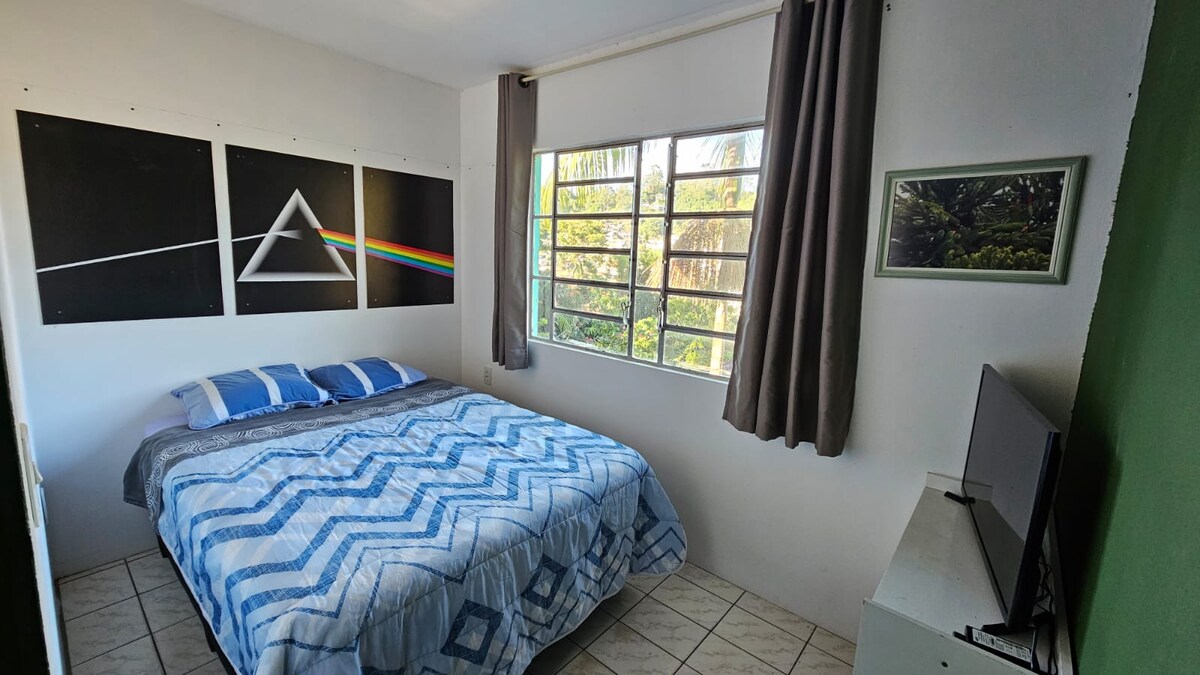 Manželská posteľ, zatemňovacie okno, šatník pre hostí a 32-palcová televízia.