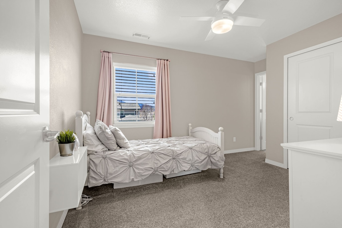 Upstairs bedroom with Twin bed, and beautiful mountain views with an en-suite full bathroom.