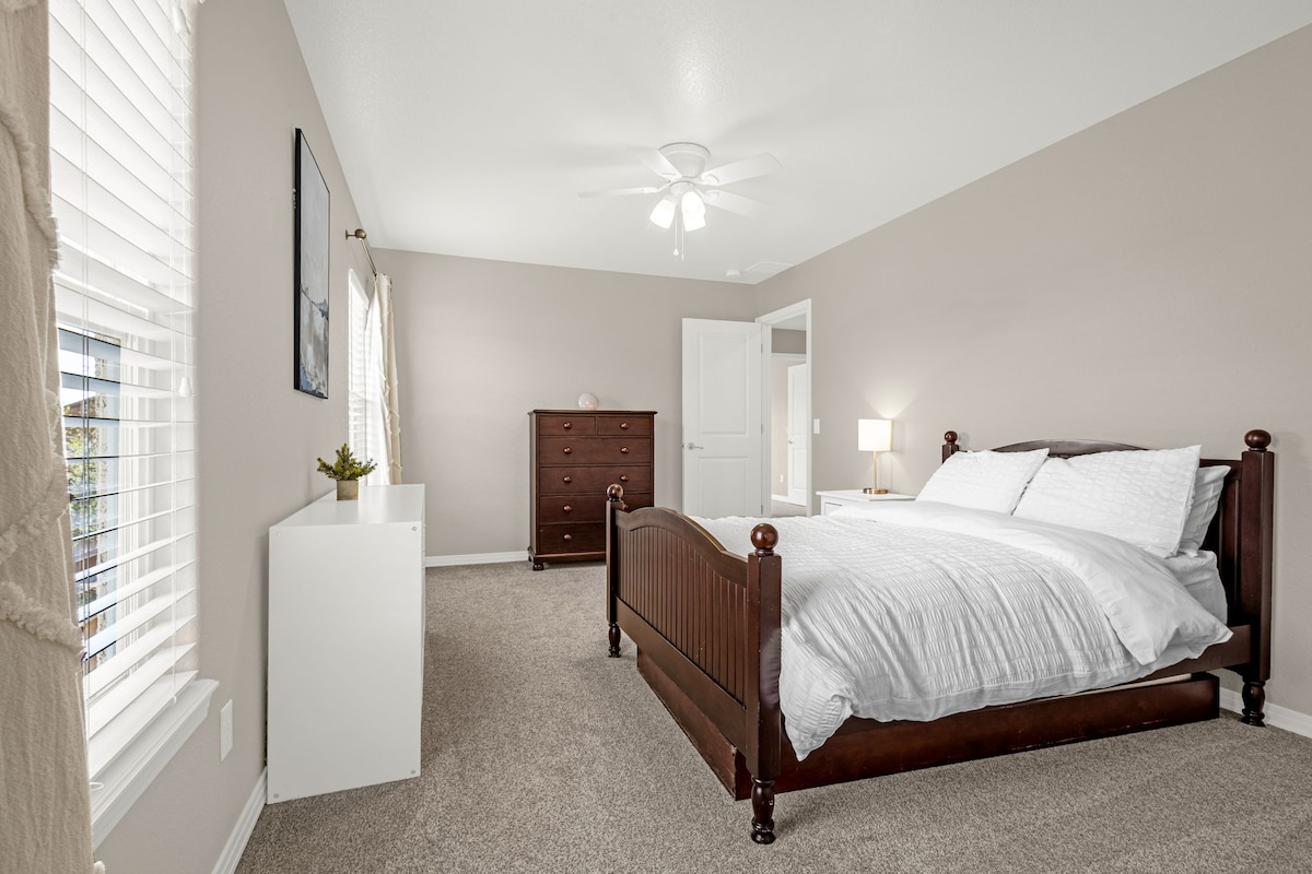 Upstairs bedroom with Full bed and trundle. It has an attached Jack and Jill bathroom that is shared with the two twin bedroom. Views of the backyard.