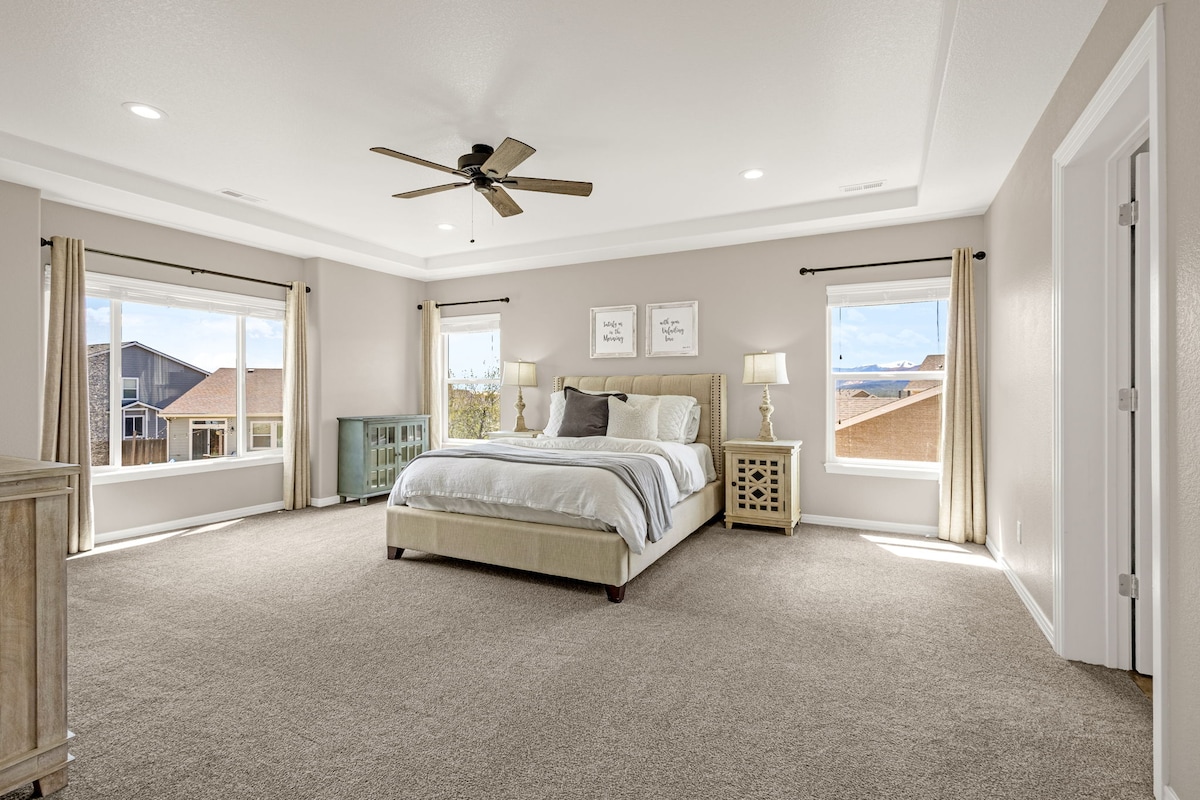 Upstairs spacious master suite with a King bed and full en-suite bathroom with walk-in closet. Enjoy beautiful front range mountain views. 