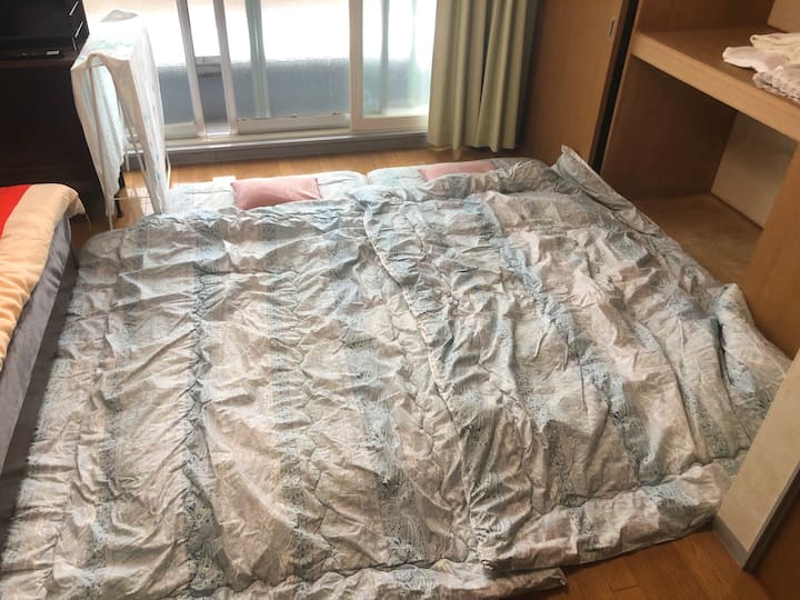 Hay 2 futones.Si te alojas con más de una persona, no dudes en usarlo