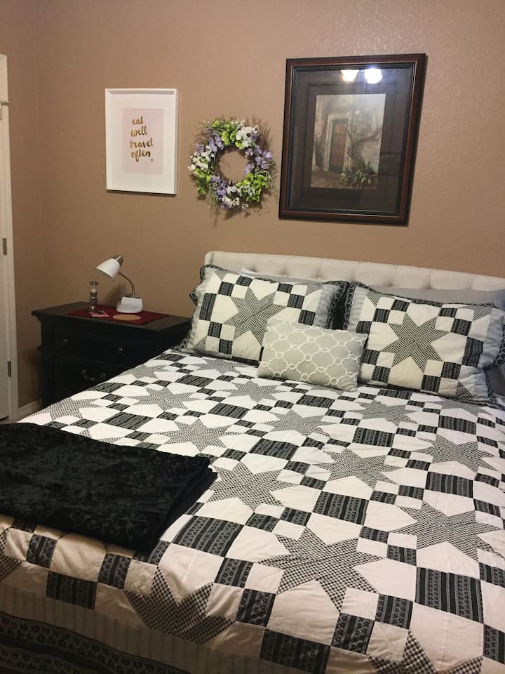 Quiet private guest room Queen bed Houses for Rent in Russellville , Arkansas, United States