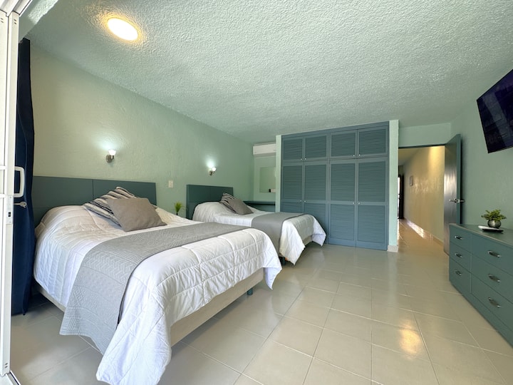 Соба со завеси за затемнување, паметен телевизор, голем плакар, клима уред