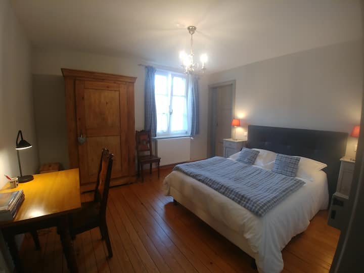 ห้องนอนที่มีทางเข้าห้องอาบน้ำ