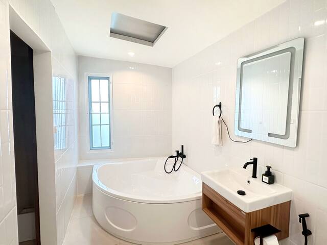 Phawana | Cozy 3BDs Home, 450m to BTS gallery image 4