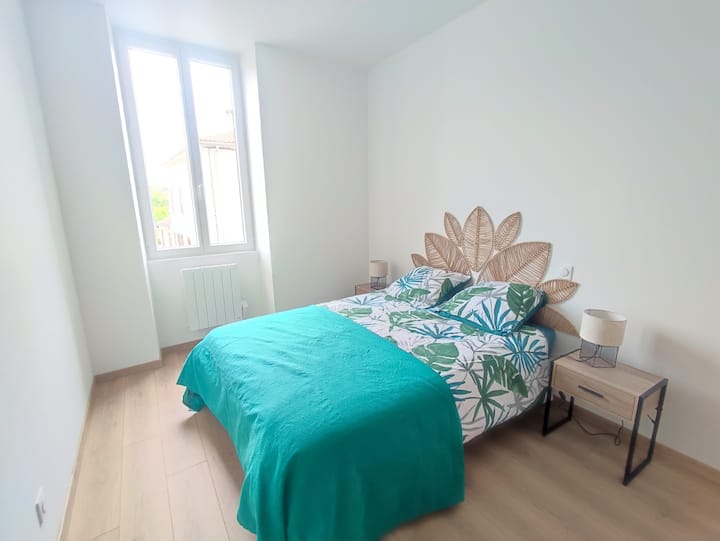 спална соба 2, кревет 140x190, складиште и гардероба, електричен радијатор.