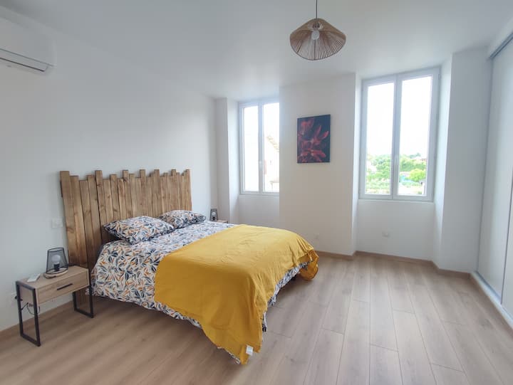 Спална соба 1, кревет 140x190, голема закачалка за облека и складиште, сеф, клима уред во спалната соба.